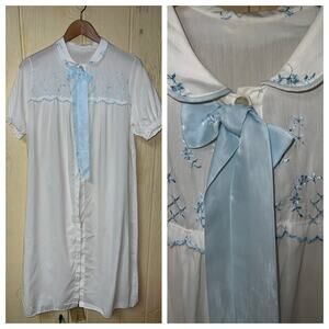 Vintage House Coat Robe Womens Small Eyelet Embroidery Bow Grannycore Grandma